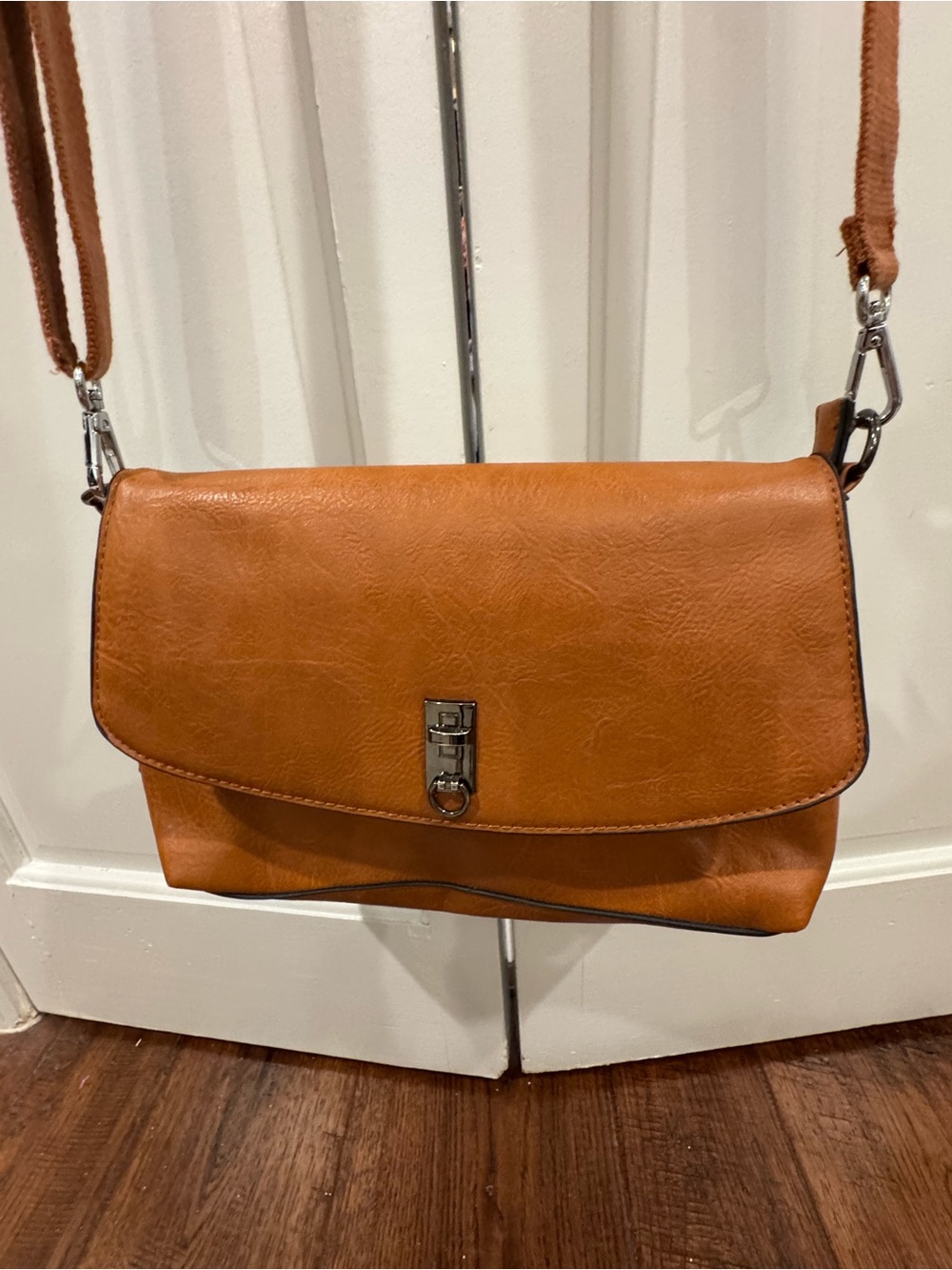 Sleek Tan Crossbody Bag with Secure Clasp